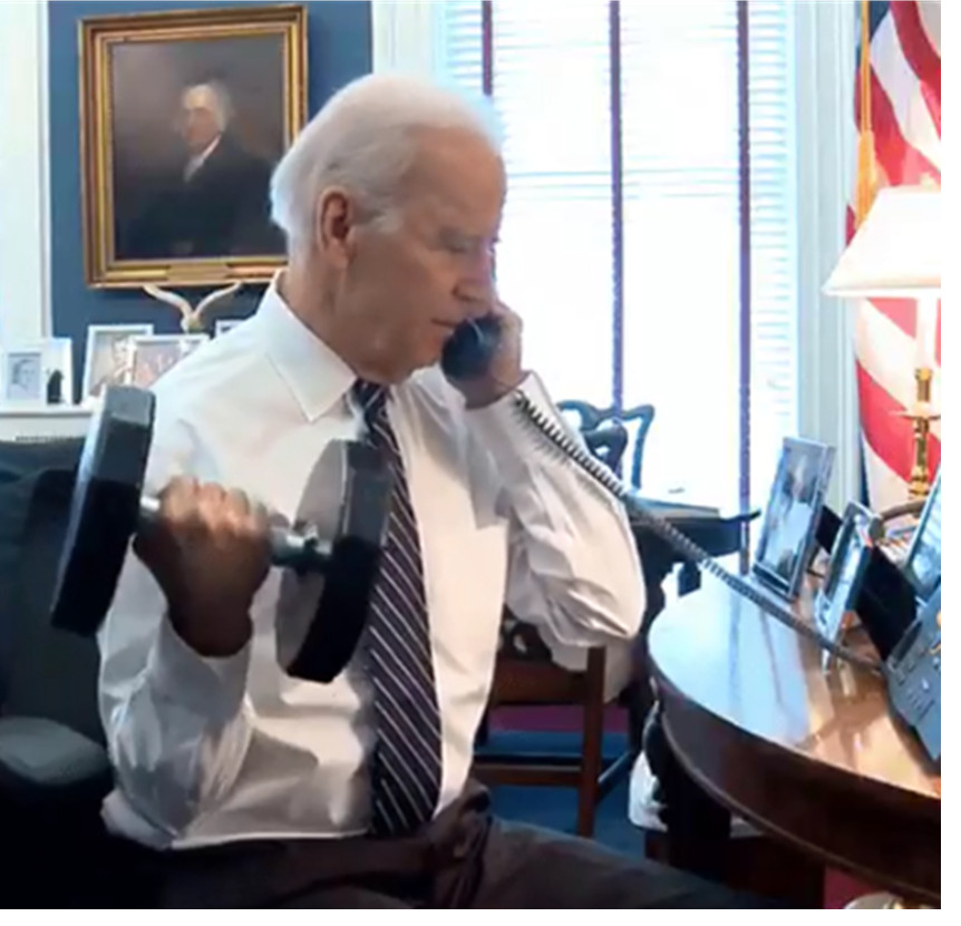 Comment travailler avec seulement une paire d'haltères? Regardez Joe Biden pour des conseils