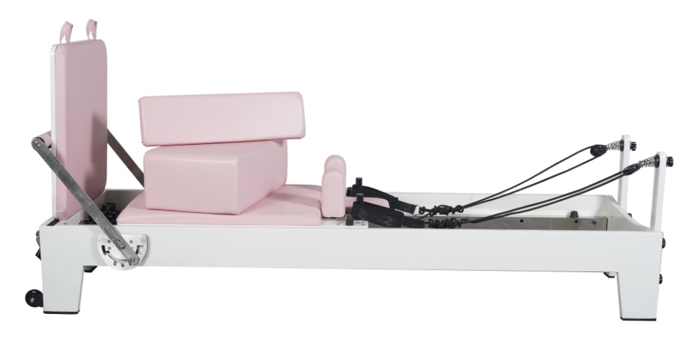 Équipement de pilates rose en chêne peint blanc