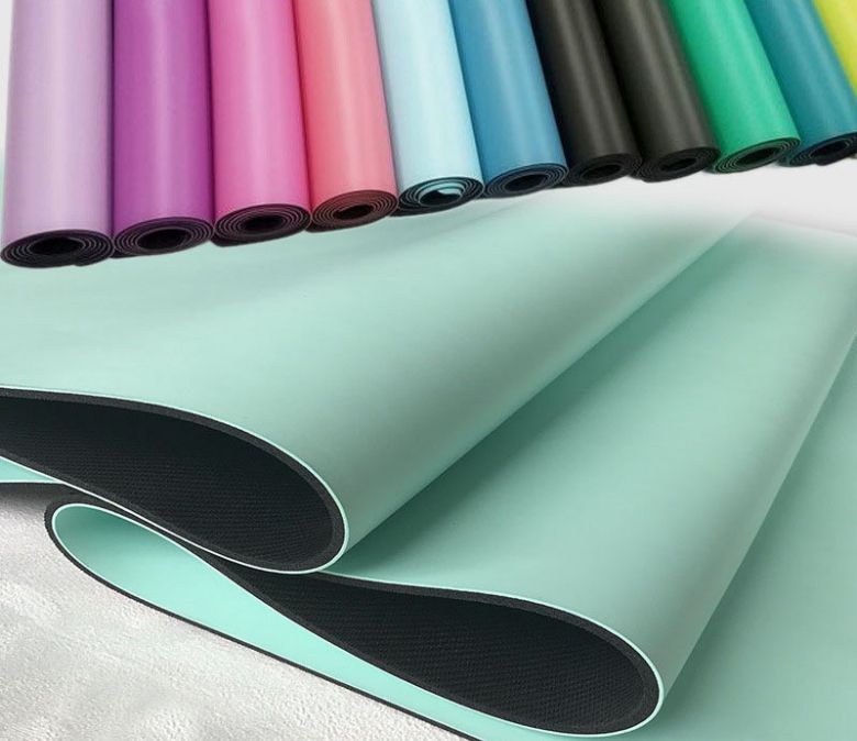 Tapis de yoga en caoutchouc PU à haute densité avec une poignée supérieure pour le yoga chaud