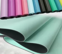 Tapis de yoga en caoutchouc PU à haute densité avec une poignée supérieure pour le yoga chaud