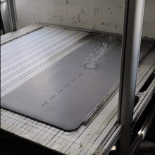 Processus d'impression, il existe plusieurs méthodes d'impression de différences, telles que l'impression d'écran, l'impression de transfert de chaleur, l'impression UV, etc. Nous choisirons le meilleur moyen d'impression en fonction des matériaux de votre tapis de yoga personnalisé.