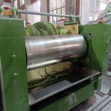 PRODUCTION Le processus, les matières premières sont transformées en tapis de yoga par le biais de techniques de pétrissage, de plastification, de moussage et d'autres de traitement.