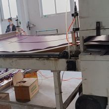 Le processus de coupe, personnalisez la matrice en fonction de la taille personnalisée et coupez le tapis de yoga à travers la machine de coupe automatique qui assure efficacement la cohérence du produit.