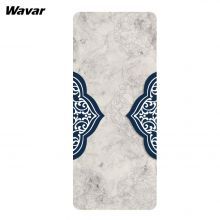 Ce tapis de yoga en caoutchouc en daim + avec des éléments imprimés est personnalisé par notre client, qui est la résistance à la transpiration.