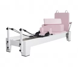 Équipement de pilates rose en chêne peint blanc
