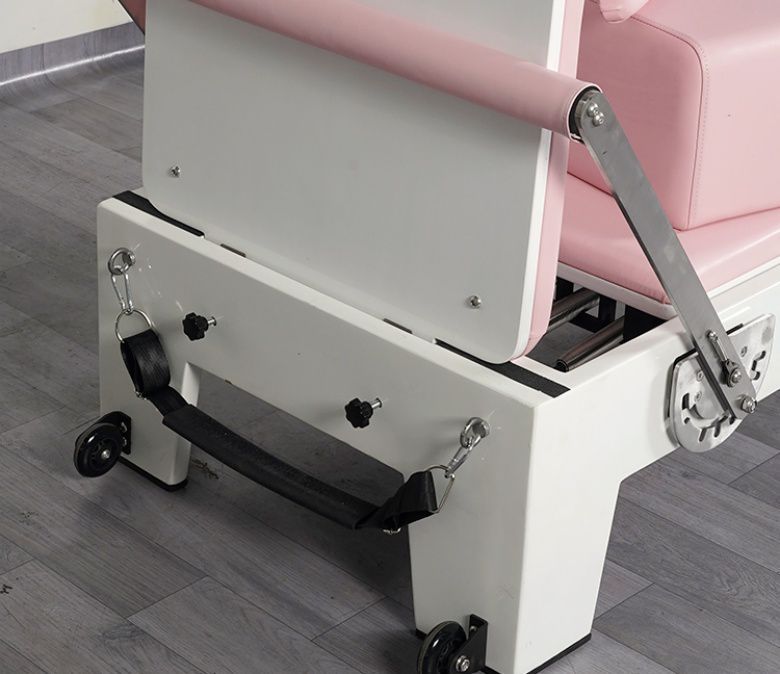 Équipement de pilates rose en chêne peint blanc