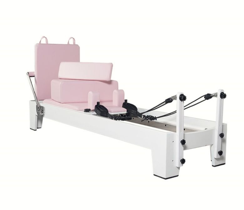 Équipement de pilates rose en chêne peint blanc