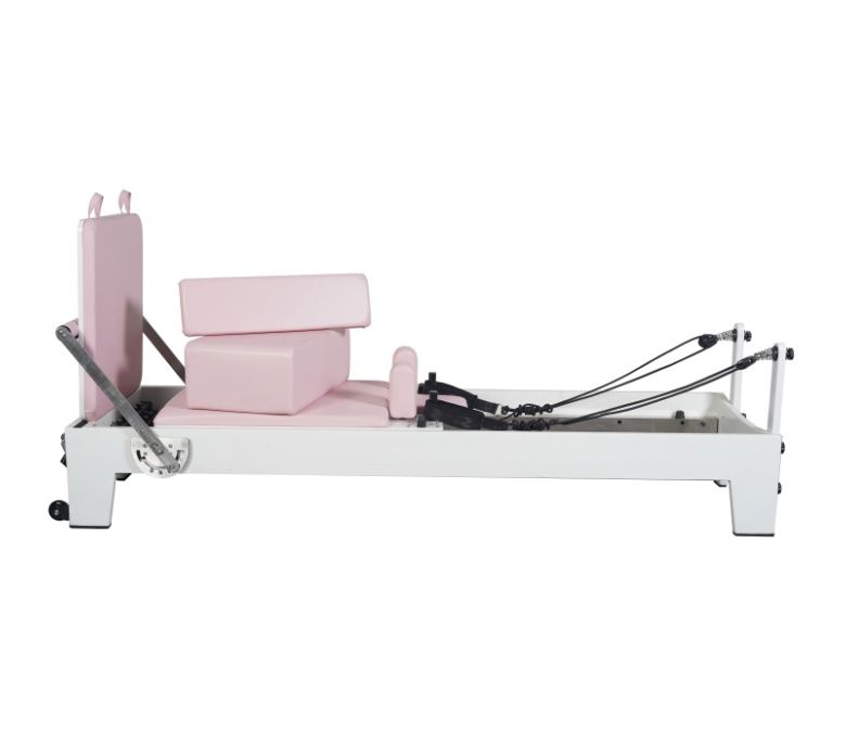 Équipement de pilates rose en chêne peint blanc