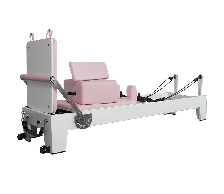 Équipement de pilates rose en chêne peint blanc