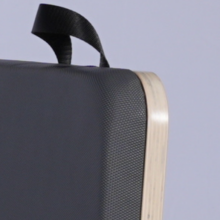 Vous pouvez choisir du microfibre (1 / 1,2 mm) ou du cuir PU, et nous pouvons également fabriquer du cuir de texture sphérique, qui est différent du traitement de surface lisse du modèle de base. Impression laser gratuite du logo pour plus de 5 unités.
