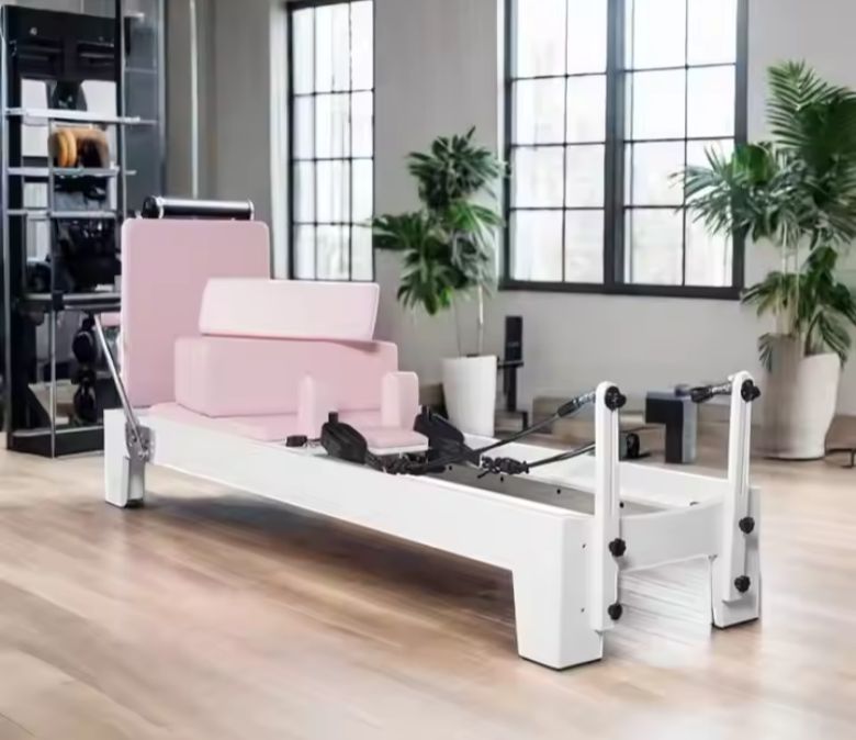 Équipement de pilates rose en chêne peint blanc
